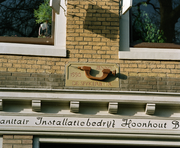 67582 Afbeelding van de gevelsteen De Spykerboor in de voorgevel van het huis Oudegracht 253 te Utrecht.